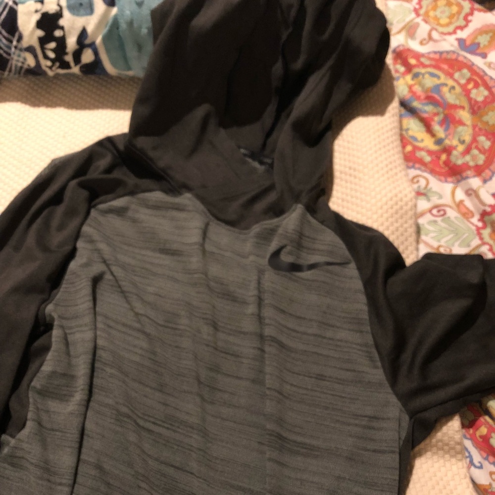 Men or women’s. Nike pullover with hood!
